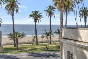 een uitzicht op het strand en palmbomen vanuit een gebouw bij 13 Luxury apartment in Los Angeles