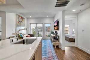 una cucina con lavandino e un soggiorno con letto di 13 Luxury apartment a Los Angeles