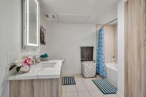 ロサンゼルスにある13 Luxury apartmentの白いバスルーム(シンク、シャワー付)