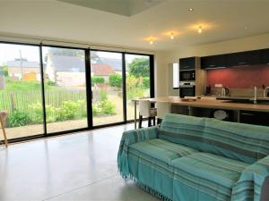 ein Wohnzimmer mit einem Sofa und einer Küche in der Unterkunft Maison Pleumeur-Bodou, 4 pièces, 6 personnes - FR-1-368-306 in Pleumeur-Bodou