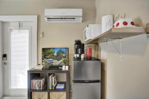 eine Küche mit einem Kühlschrank und einem Bücherregal in der Unterkunft Private studio, 5 min. walk to Wilton Drive in Fort Lauderdale