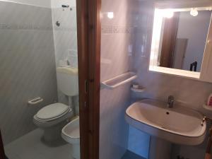 リーパリにあるEoliando Case per Vacanze - Lipariのバスルーム(トイレ、洗面台、鏡付)