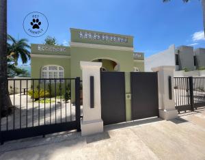 梅里达ConSentido Tamarindo的有门的房子
