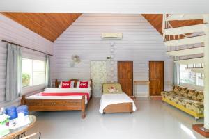 Postel nebo postele na pokoji v ubytování OYO 75317 Pintara Fahsai Resort