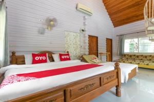 Postel nebo postele na pokoji v ubytování OYO 75317 Pintara Fahsai Resort
