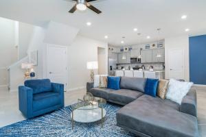 uma sala de estar com um sofá e uma cadeira azul em Solterra Resort World Of Imagination 7364 em Davenport