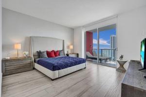 Un dormitorio con una cama grande y un balcón. en Lower Penthouse 3BD 3BA Beach Gym and Pool, en Hallandale Beach 69 fotos más