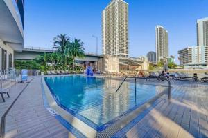 una piscina en una ciudad con edificios altos en Lower Penthouse 3BD 3BA Beach Gym and Pool, en Hallandale Beach
