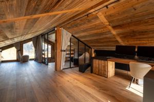 Cette chambre est dotée d'un plafond en bois et d'un bureau. dans l'établissement Chalet Enigma, à La Clusaz
