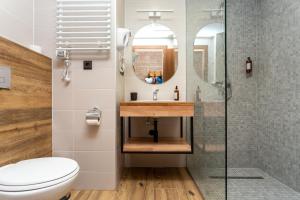 een badkamer met een toilet, een wastafel en een douche bij Skio in Goedaoeri