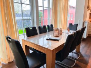 クルムホルンにある"Lachmöwe" im Möwennest Greetsielのカンファレンスルーム(木製テーブル、黒い椅子付)