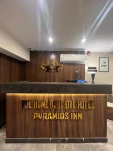 开罗The Home Boutique Hotel Pyramids Inn的标牌上写着家中和野生动物避难所的 ⁇ 号