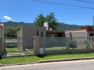 una cerca frente a una casa en Casa con vista a las sierras en Santa María