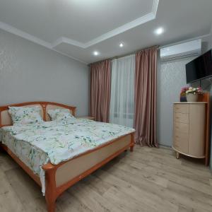 um quarto com uma cama e uma cómoda em 2 комнатная 3-я Слободская и Кузнецкая em Nikolayev