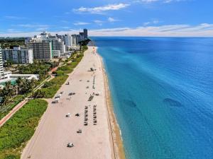 een luchtzicht op een strand en de oceaan bij Ocean View Spacious Condo beach service 907 in Miami Beach