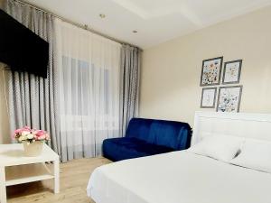ムィコラーイウにある2 комнатная 3-я Слободская и Кузнецкаяのベッドルーム1室(ベッド1台、青い椅子付)