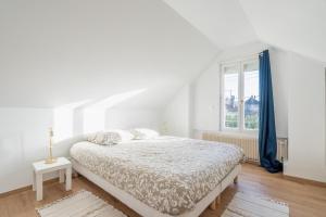 um quarto branco com uma cama e uma janela em Paris JO 2024 L élégante em Soisy-sous-Montmorency