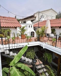 アンティグア・グアテマラにあるCacao Boutique Hotelの植物が多い建物のバルコニー