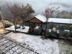 HualingにあるLala Mountain Homestay‧Cile Farmの雪の上のパビリオン