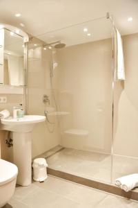 フェルトベルクにあるHaus Blattert - Neuglashüttenのバスルーム(シャワー、洗面台、トイレ付)