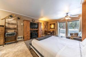Un dormitorio con una cama y una ventana grande. en Cozy Studio 1st Floor #132 at Donner Lake Village, en Truckee