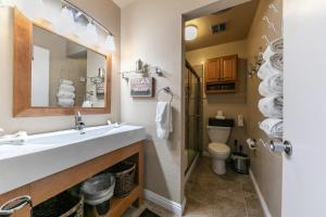 un baño con lavabo e inodoro en Cozy Studio 1st Floor #132 at Donner Lake Village, en Truckee