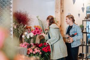 twee vrouwen in een bloemenwinkel die naar bloemen kijken bij GAMS zu zweit in Bezau