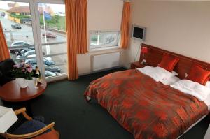 Säng eller sängar i ett rum på Hotel Hirtshals