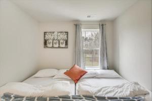 1 Schlafzimmer mit 2 Betten und einem Fenster in der Unterkunft Air Home , New Jersey, year 2023 in Sicklerville