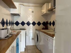 une cuisine avec un lave-linge et un lave-linge dans l'établissement Appartement Amélie-les-Bains-Palalda, 3 pièces, 4 personnes - FR-1-659-28, à Amélie-les-Bains-Palalda