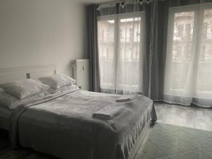 een slaapkamer met een bed met twee handdoeken erop bij Márton Residence with FREE PARKING in Boedapest