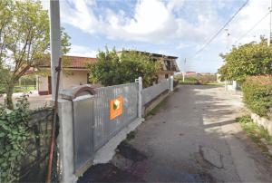 una valla con un cartel delante de una casa en Serroni Alto, en Battipaglia