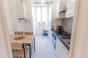 Кухня или мини-кухня в La Fabrique de Nicolas, 2 bedrooms, central, parking nearby, self checkin
