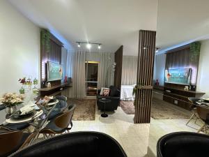 a living room with a table and chairs at Maravilhoso Apartamento inteiro em frente HIAE e Estadio Morumbi in Sao Paulo