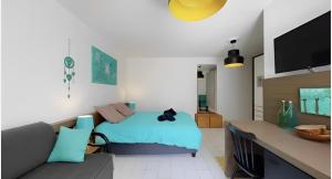 uma sala de estar com uma cama e um sofá em Manganao Studio Supérieur em Saint-François