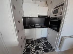 Kuchyňa alebo kuchynka v ubytovaní Appartement à 100m de la plage avec parking et petits animaux admis - FR-1-324A-38