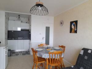 Kuchyňa alebo kuchynka v ubytovaní Appartement à 100m de la plage avec parking et petits animaux admis - FR-1-324A-38