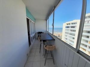 Balkón alebo terasa v ubytovaní Appartement à 100m de la plage avec parking et petits animaux admis - FR-1-324A-38 + 5 fotografií