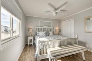Ένα ή περισσότερα κρεβάτια σε δωμάτιο στο Ocean Isle Beach Condo with Balcony Steps to Shore!
