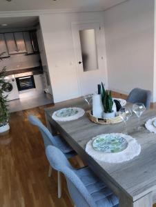 a dining room table with chairs and a kitchen at bonito piso zonas 1'5 del centro in Pamplona