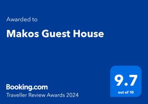 Un panneau bleu avec les mots fait entrer la maison d'hôtes dans l'établissement Makos Guest House, à Koutaïssi