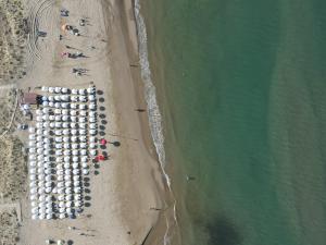 - une vue sur la plage avec un bouquet de bateaux dans l'établissement Resort Acqua di Venere, à Paestum