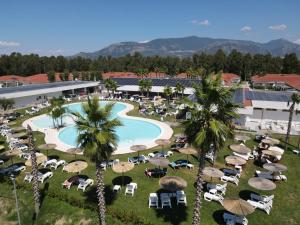 - une vue aérienne sur un complexe avec une piscine et des palmiers dans l'établissement Resort Acqua di Venere, à Paestum