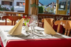 Restoran või mõni muu söögikoht majutusasutuses Hotel Brunella
