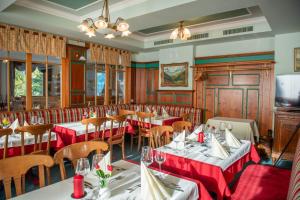 Televiisor ja/või meelelahutuskeskus majutusasutuses Hotel Brunella