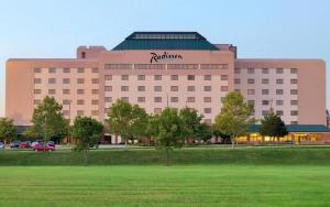 a building with the rhodium sign on it at Radisson Hotel Cedar Rapids in Cedar Rapids