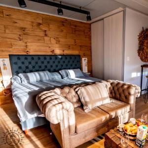 ein Schlafzimmer mit einem großen Bett und einem Sofa in der Unterkunft OMM Suites Resort, Villa General Belgrano in Villa General Belgrano
