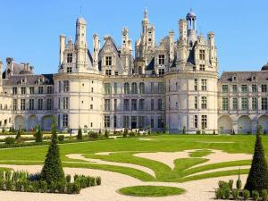 un grand château avec un jardin en face dans l'établissement Git'Albert a 10 minute du château royale de Chambord, à Mont-près-Chambord