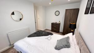 a bedroom with a bed and a clock on the wall at Families And Contractors Welcome! Central Beauty in Liverpool