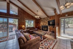 ein Wohnzimmer mit einem Sofa und einem Kamin in der Unterkunft Lazy Bear: 3 Bedroom Beauty for the Whole Family! in Ruidoso